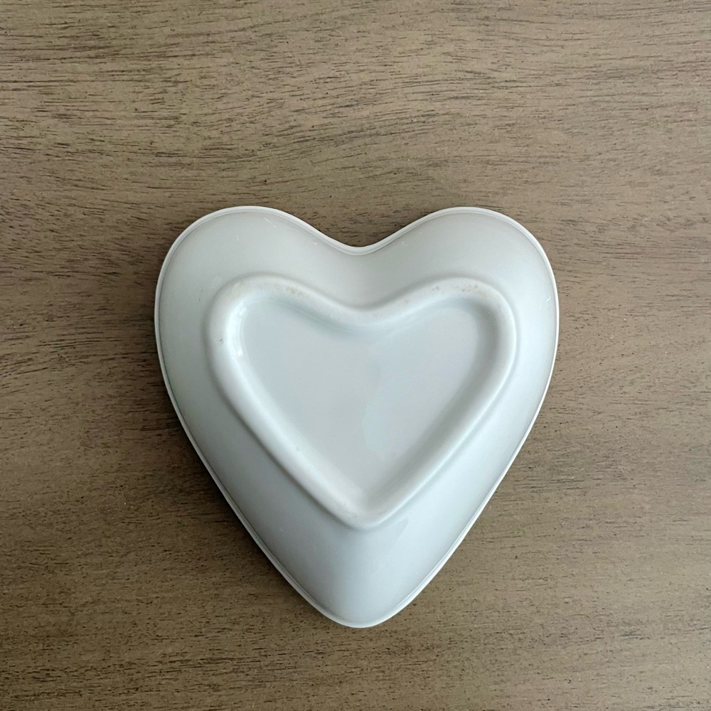 NWT Superior Porcelain Set of 4 Heart Shaped Dishes - Picture 5 of 8